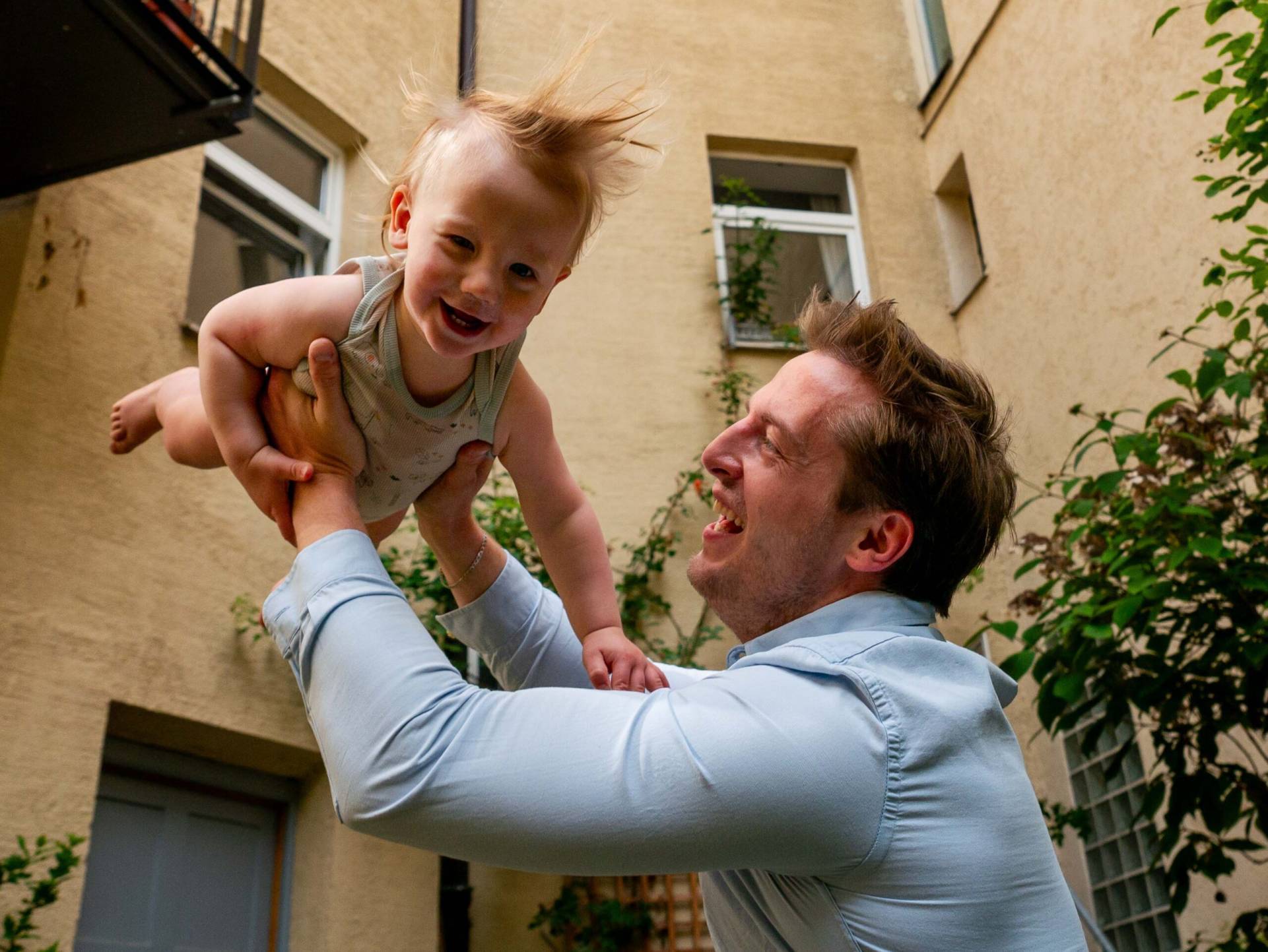 Spelen met papa, vliegen door de lucht
