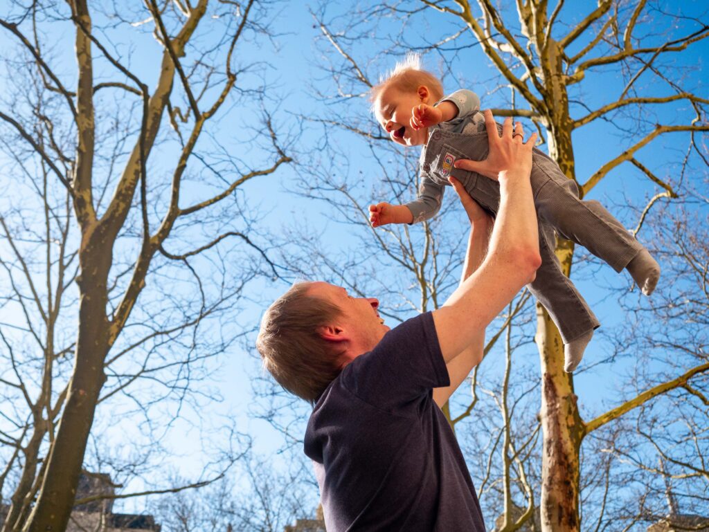 baby vliegt als vader hem gooit