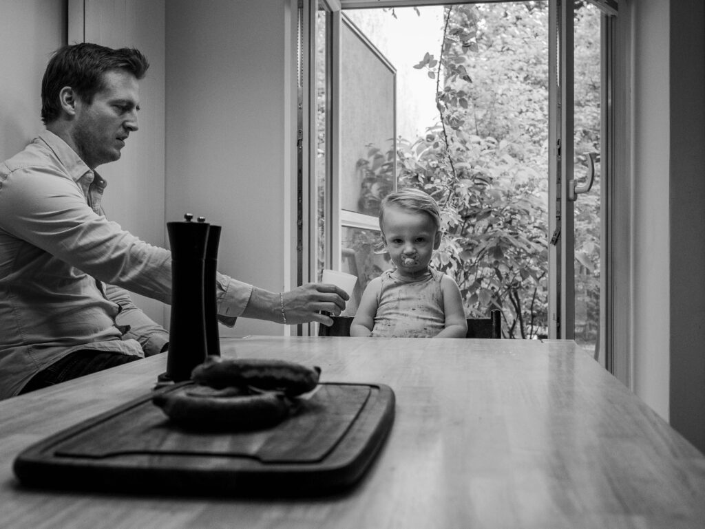 De mannen hebben pauze nodig tijdens de fotoshoot